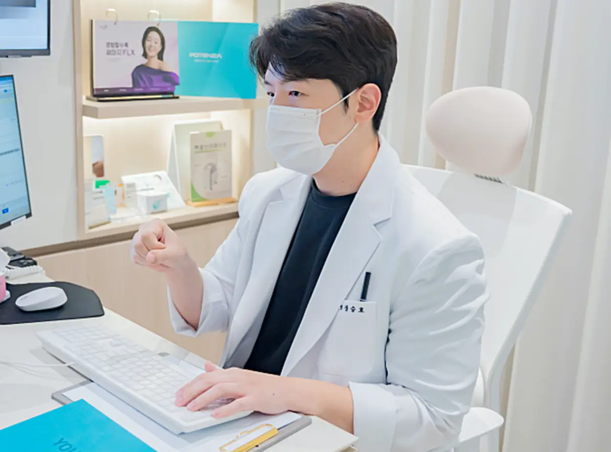 써마지 FLX 팁 종류 이외 확인해야 할 사항을 설명해주고 있는 유앤아이의원 과천점 장승호 대표원장