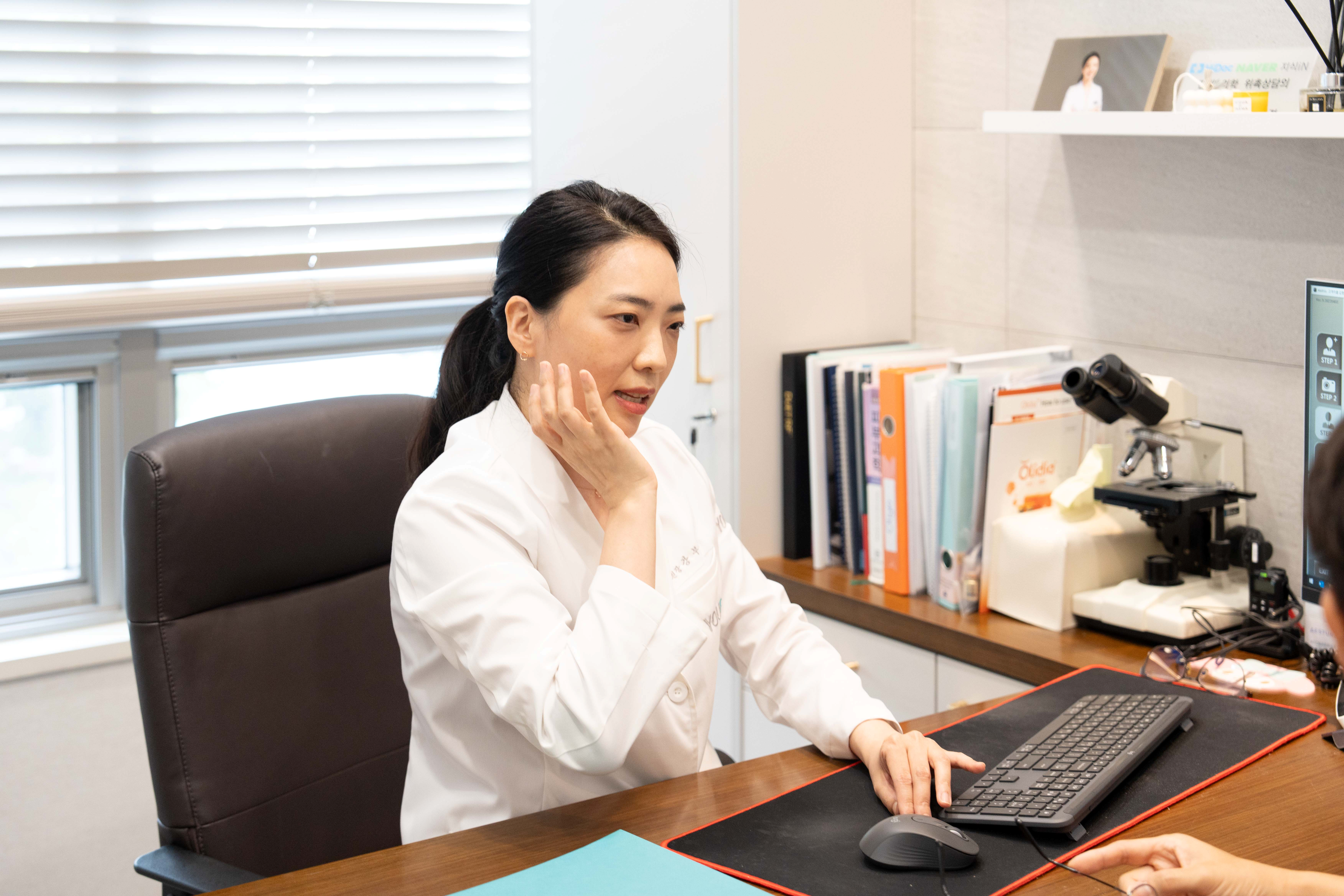 유앤아이피부과의원 왕십리점 강부경 원장이 피부 고민과 시술 방향을 상담하는 모습