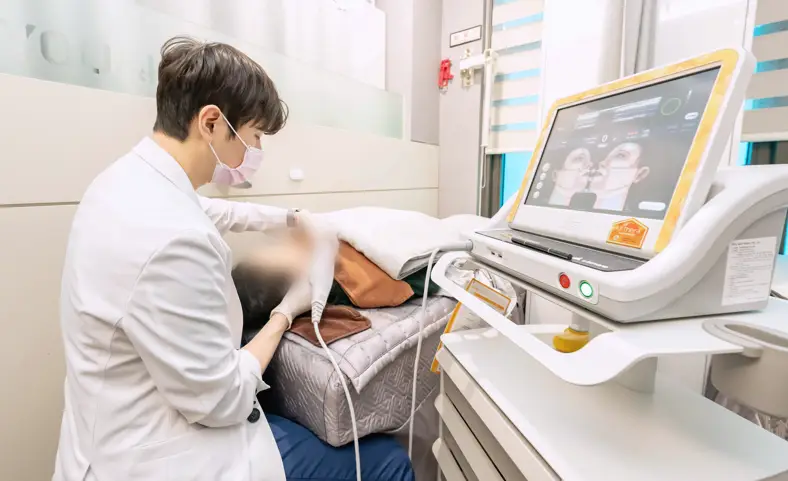 마곡 유앤아이의원 진료실에서 의료진이 실시간 초음파 화면을 확인하며 울쎄라 리프팅을 정밀 시술하는 모습