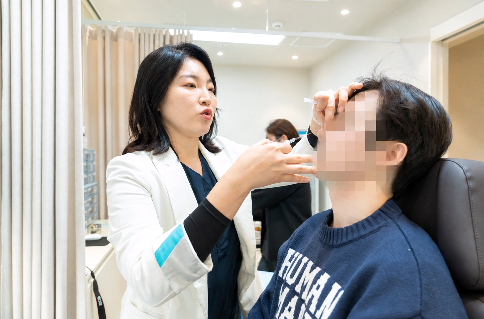 광교 유앤아이의원 최은진 대표원장이 환자 눈가 피부에 아이 리쥬란을 주입하는 시술 모습