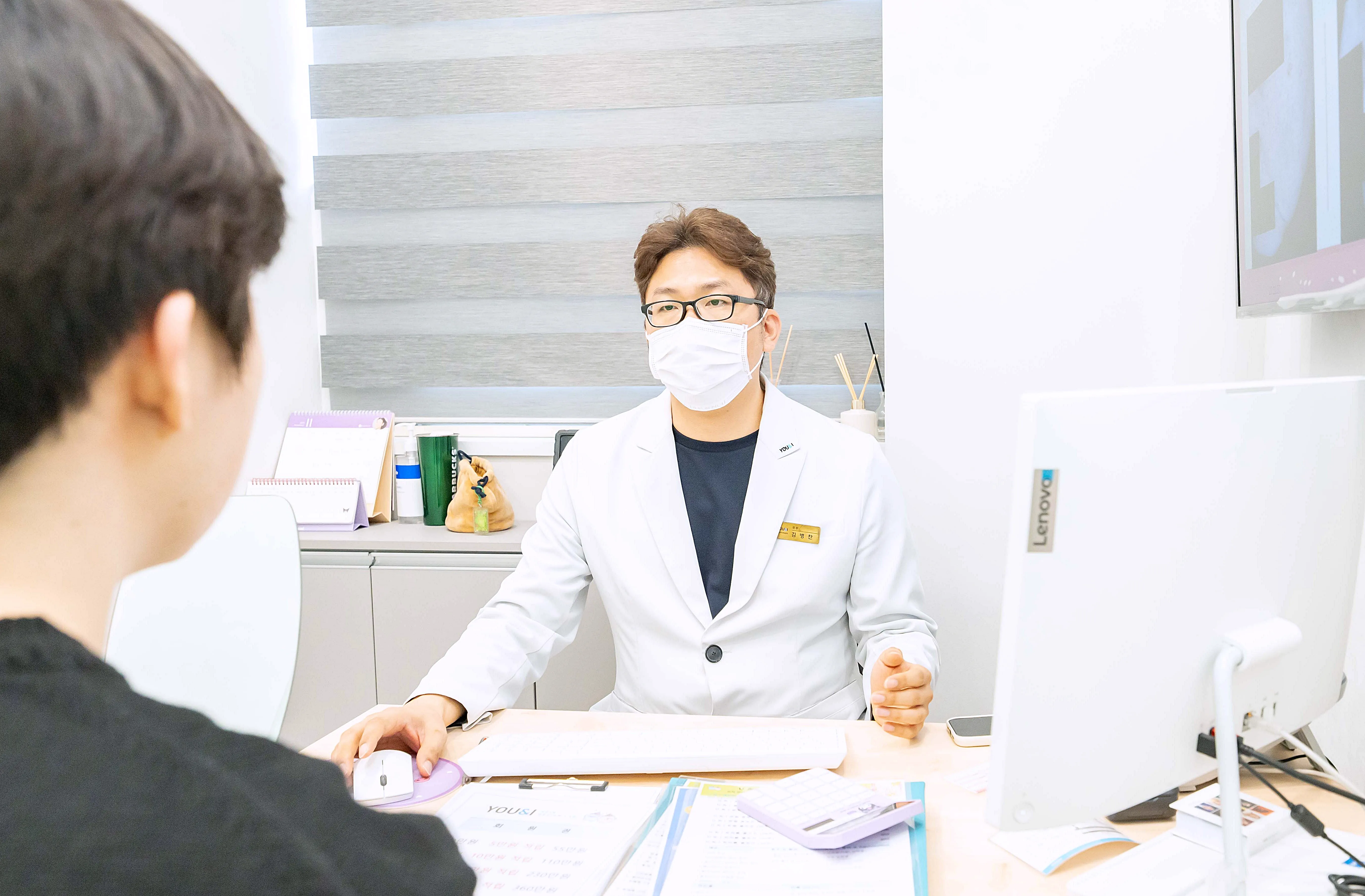 대전 유앤아이의원 김병찬 원장이 바디 슬림컷 주사 관련 환자에게 설명