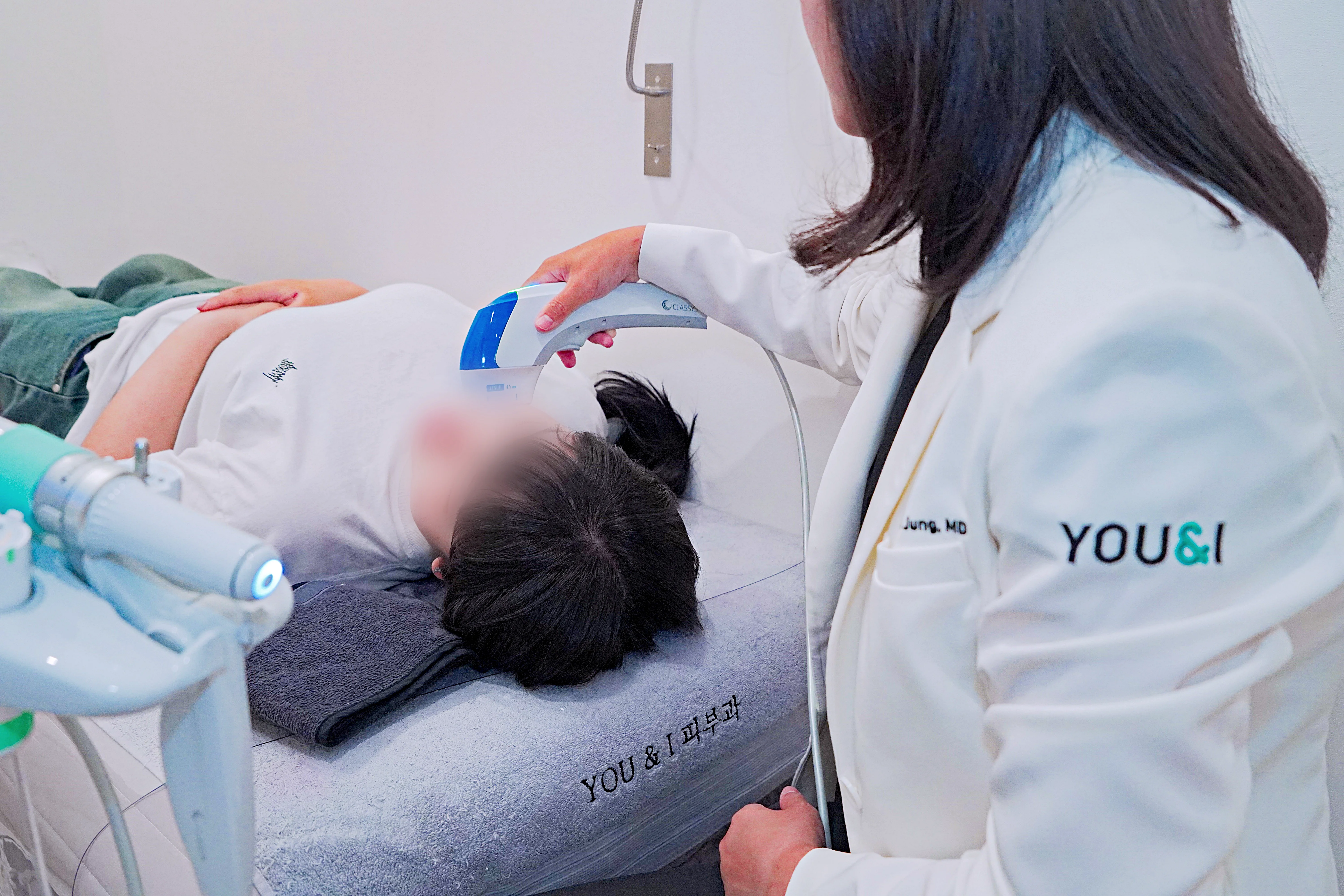 유앤아이의원 홍대신촌점 정은희 원장이 슈링크 유니버스 울트라f로 환자 시술 중인 장면