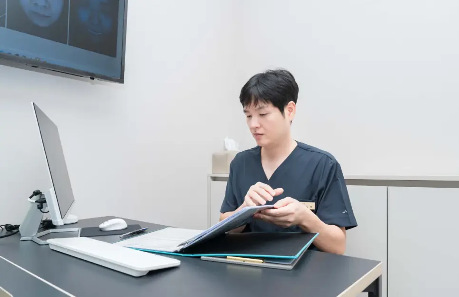 부평 유앤아이의원 장심석 원장이 환자에게 기미 주근깨 구별법을 설명하고 있는 모습