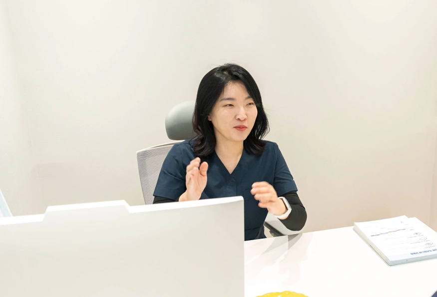 광교 유앤아이의원 최은진 대표원장이 환자에게 올타이트 리프팅 시술을 설명하는 모습