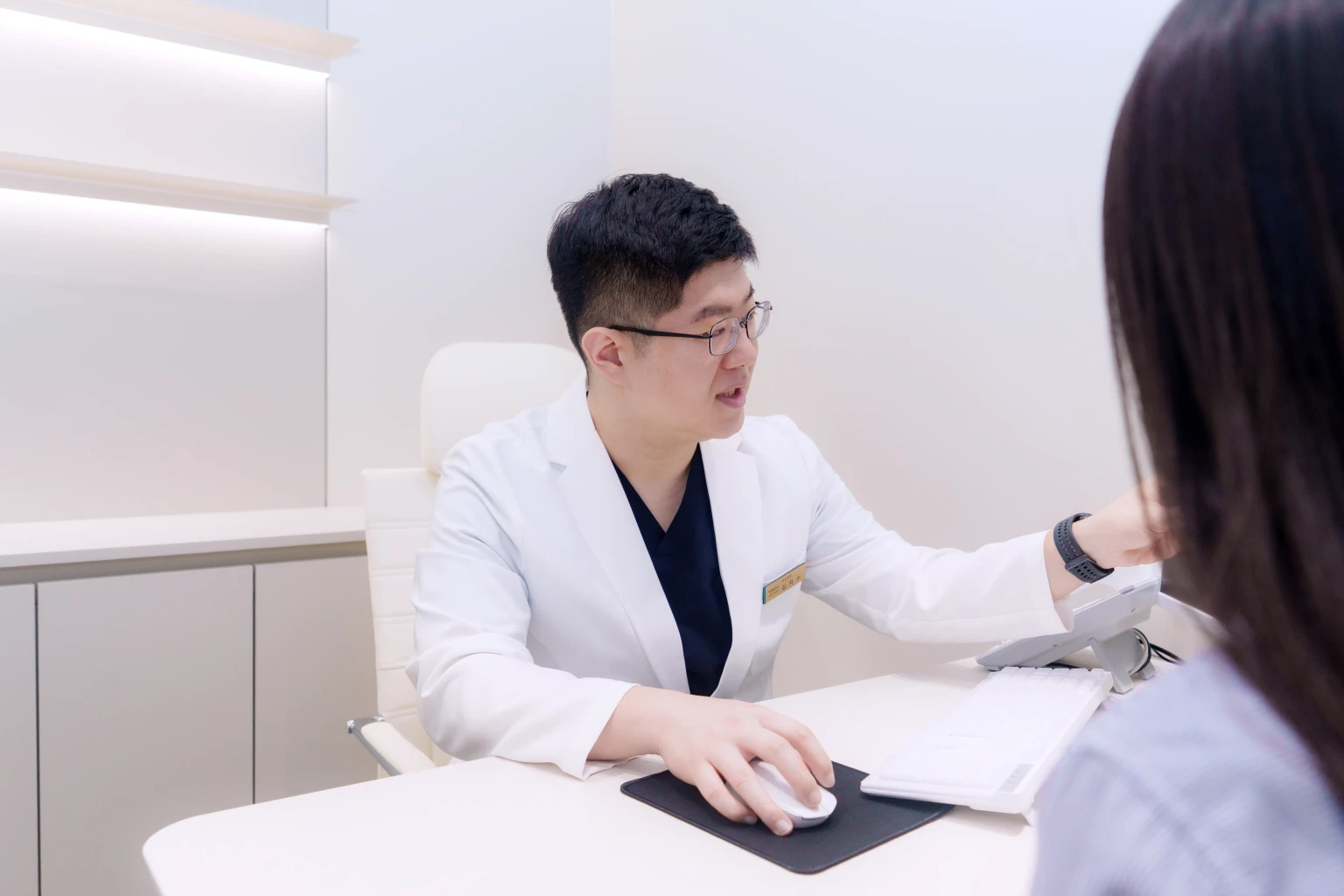 상봉망우점 의료진이 환자에게 모니터를 보며 시술 관련 내용을 설명하는 상담 모습