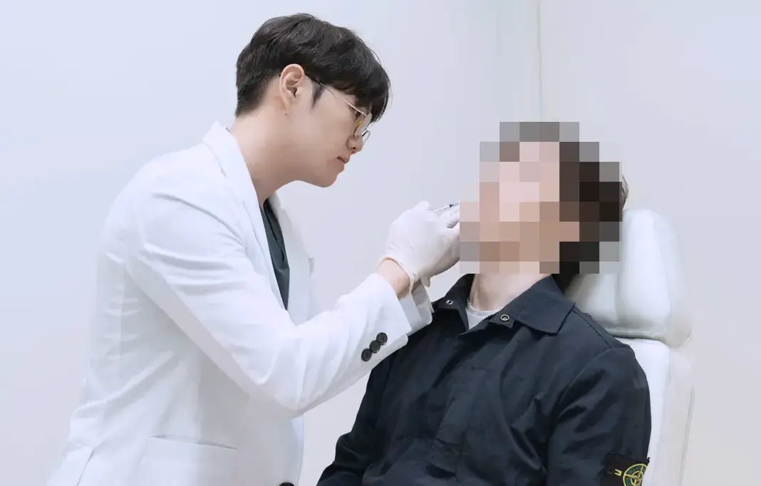 유앤아이의원 안양점 의료진이 환자의 피부 두께와 모공 상태를 고려해 정밀하게 스킨부스터 주사 시술을 진행하는 모습