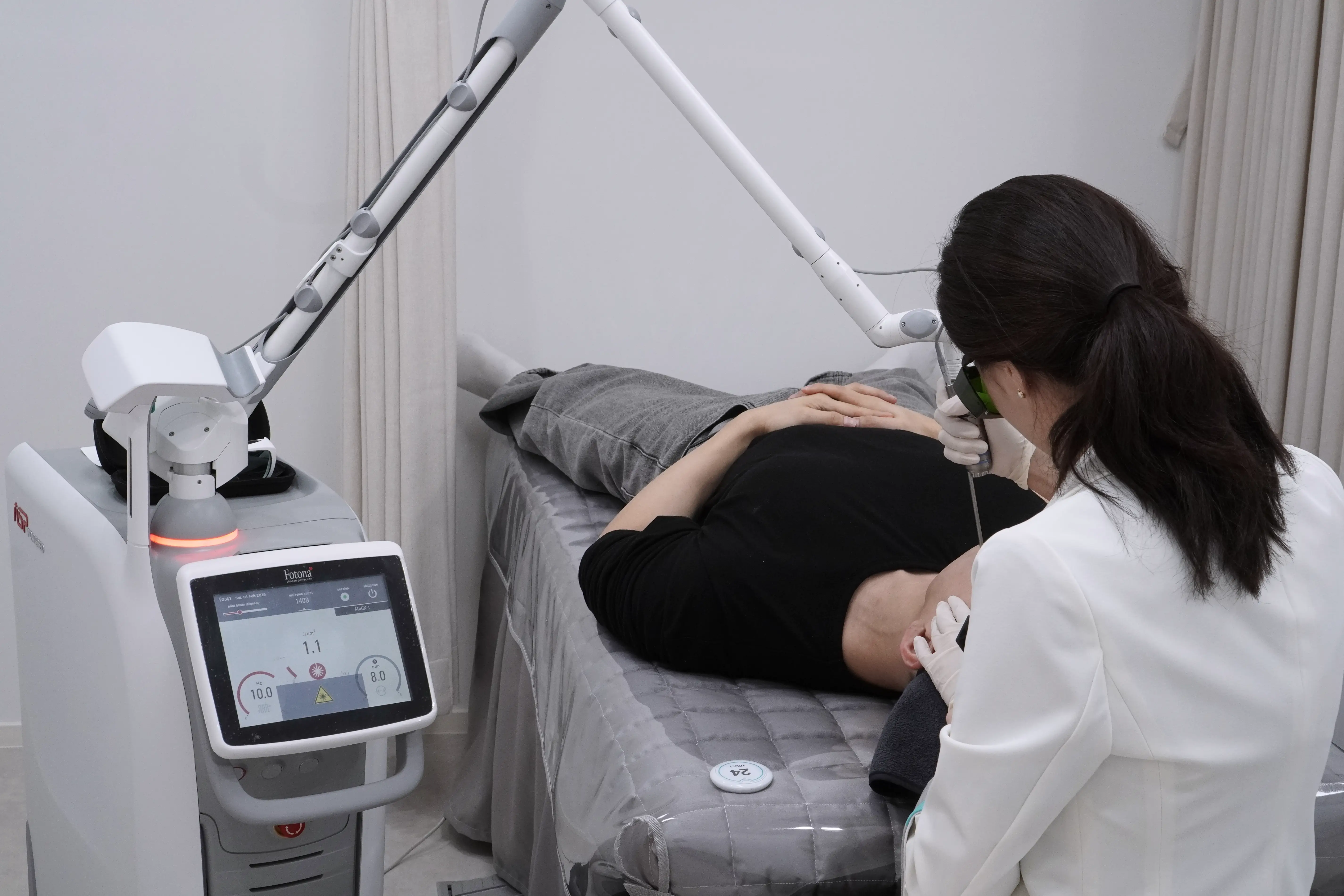 포토나 레이저 시술중인 모습