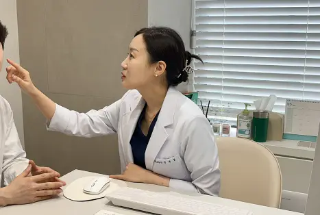 대구 유앤아이의원 장은영 대표원장이 환자에게 티타늄리프팅 효과를 설명하는 모습