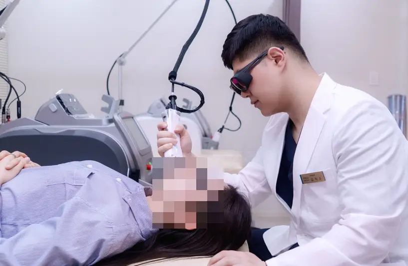 유앤아이의원 상봉망우점에서 김지수 원장이 흉터 제거 레이저를 시술하는 모습