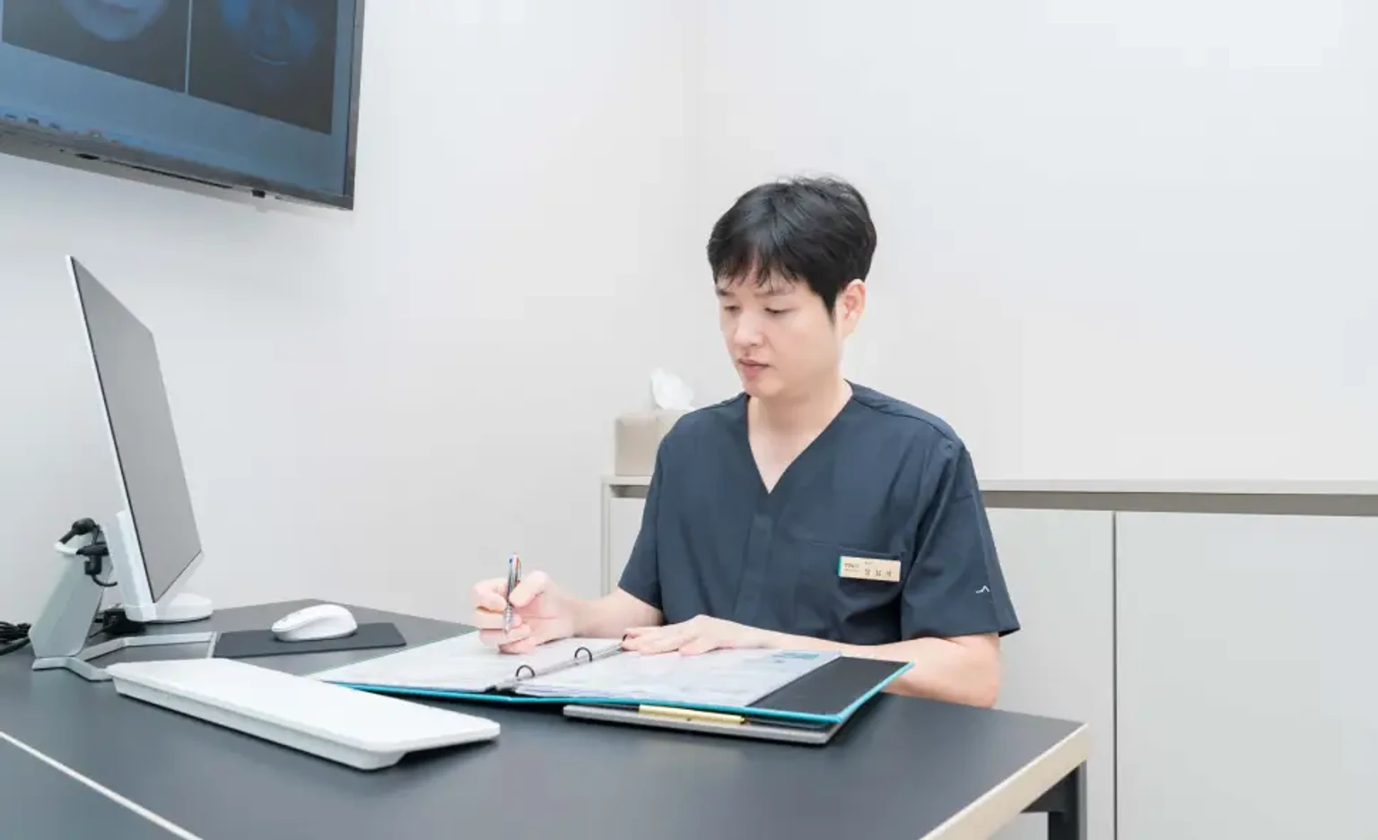 부평 유앤아이의원 장심석 원장이 환자에게 벨로테로 필러 유지기간을 설명하고 있는 모습