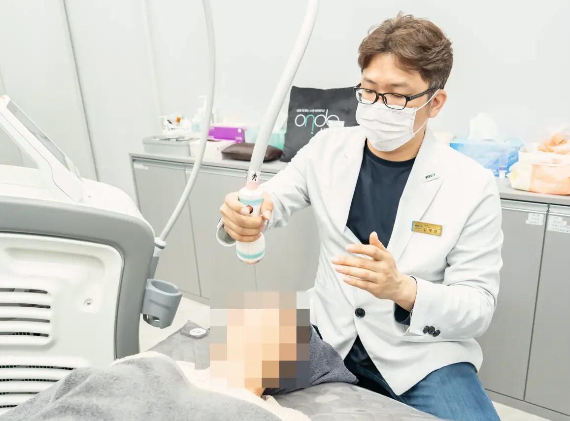 유앤아이의원 대전점 진료실에서 온다 리프팅 전용 핸드피스로 리프팅 시술을 진행하는 모습