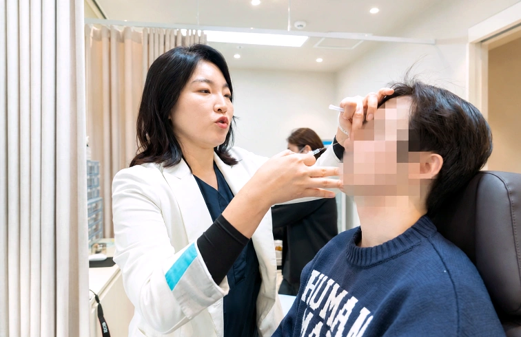 광교 유앤아이의원 최은진 대표원장이 앞광대 필러를 시술하는 모습