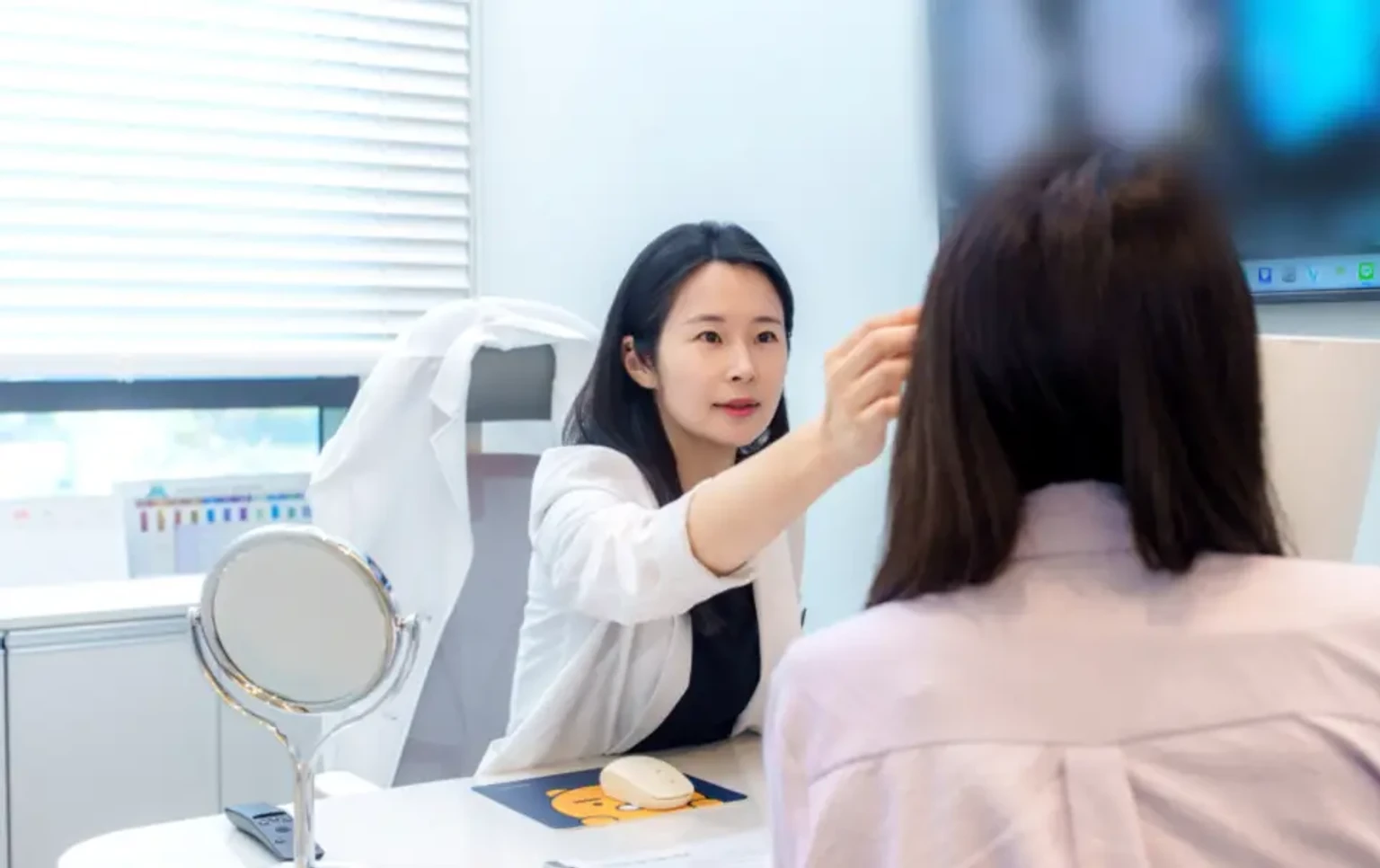 유앤아이의원 다산점 엄영은 대표원장이 상담실에서 진료보고 있는 이미지