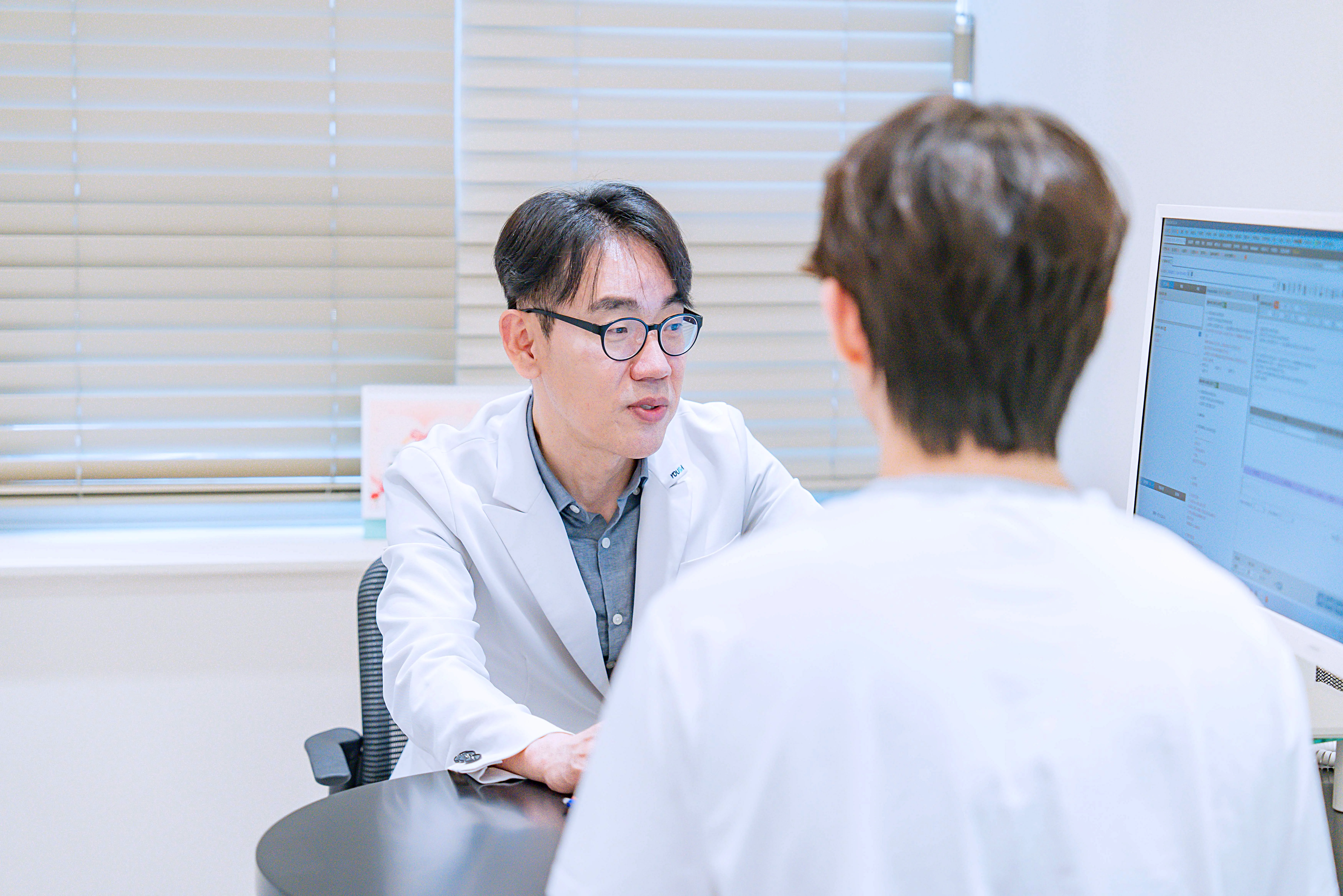 인천검단 유앤아이의원 김선중 원장이 환자에게 엘라비에 리투오 효과와 유지기간을 설명하고 있는 모습