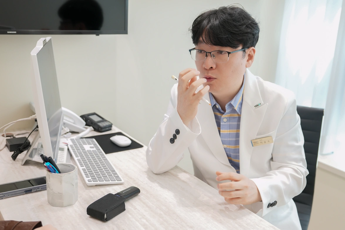 시흥배곧 유앤아이의원 이승수 대표원장이 환자에게 스킨보톡스 주기를 설명하는 모습