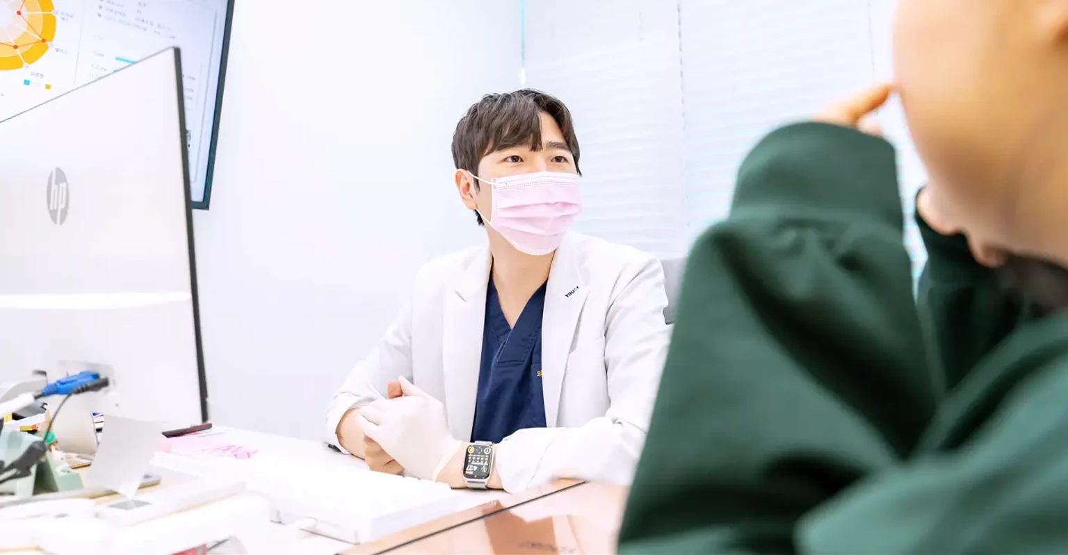 엑소좀 시술 전 마곡점 의료진이 환자의 피부 고민과 시술 계획을 상담하는 모습