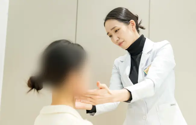 구로 유앤아이의원 전한별 대표원장이 환자의 피부 상태를 확인하고 색소침착 치료 방향을 계획