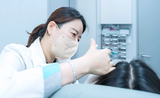 수원 유앤아이의원 황지현 대표원장이 환자에게 필러 녹이기 시술을 진행하는 장면