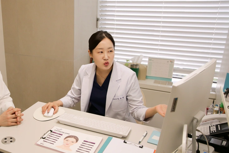 대구 유앤아이의원 장은영 대표원장이 환자의 홍조 상태를 살펴보고 치료 방향을 결정