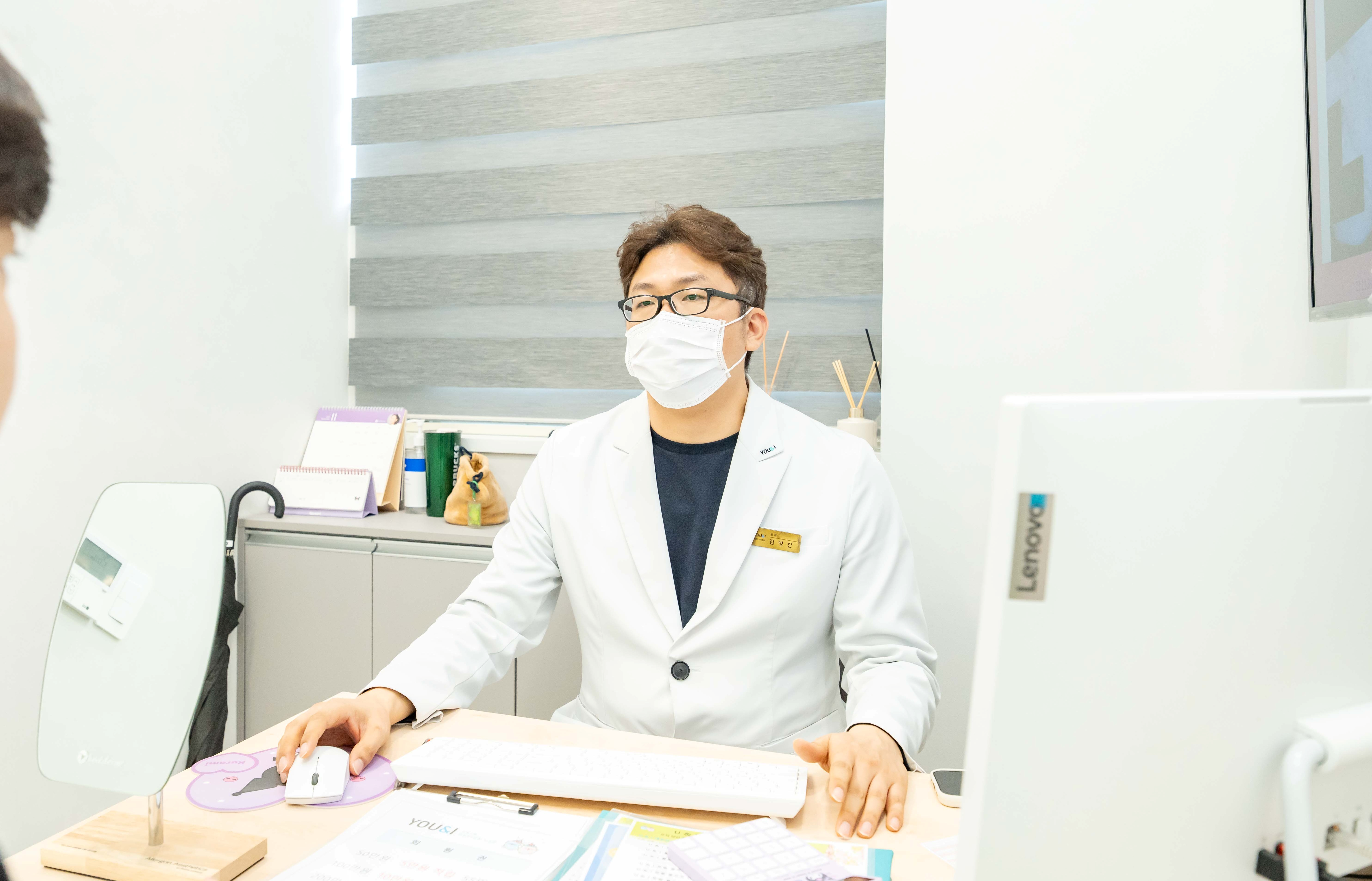 유앤아이의원 대전점 김병찬 원장 상담 모습