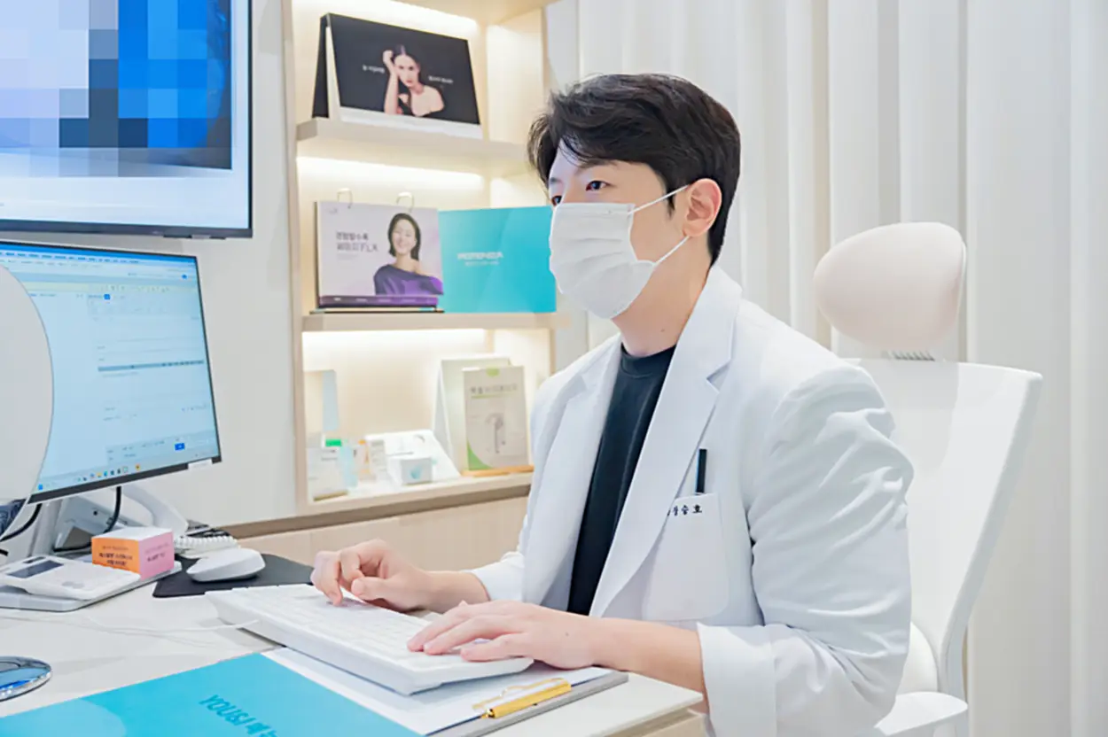 코 조각 주사 효과를 기대할 수 있는 유형 중 뭉툭한 코 끝, 두툼한 콧볼, 말랑한 살집이 있는 코, 자연스러운 윤곽 개선을 원하는 경우 4가지를 설명하고 있는 유앤아이의원 과천점 장승호 대표원장