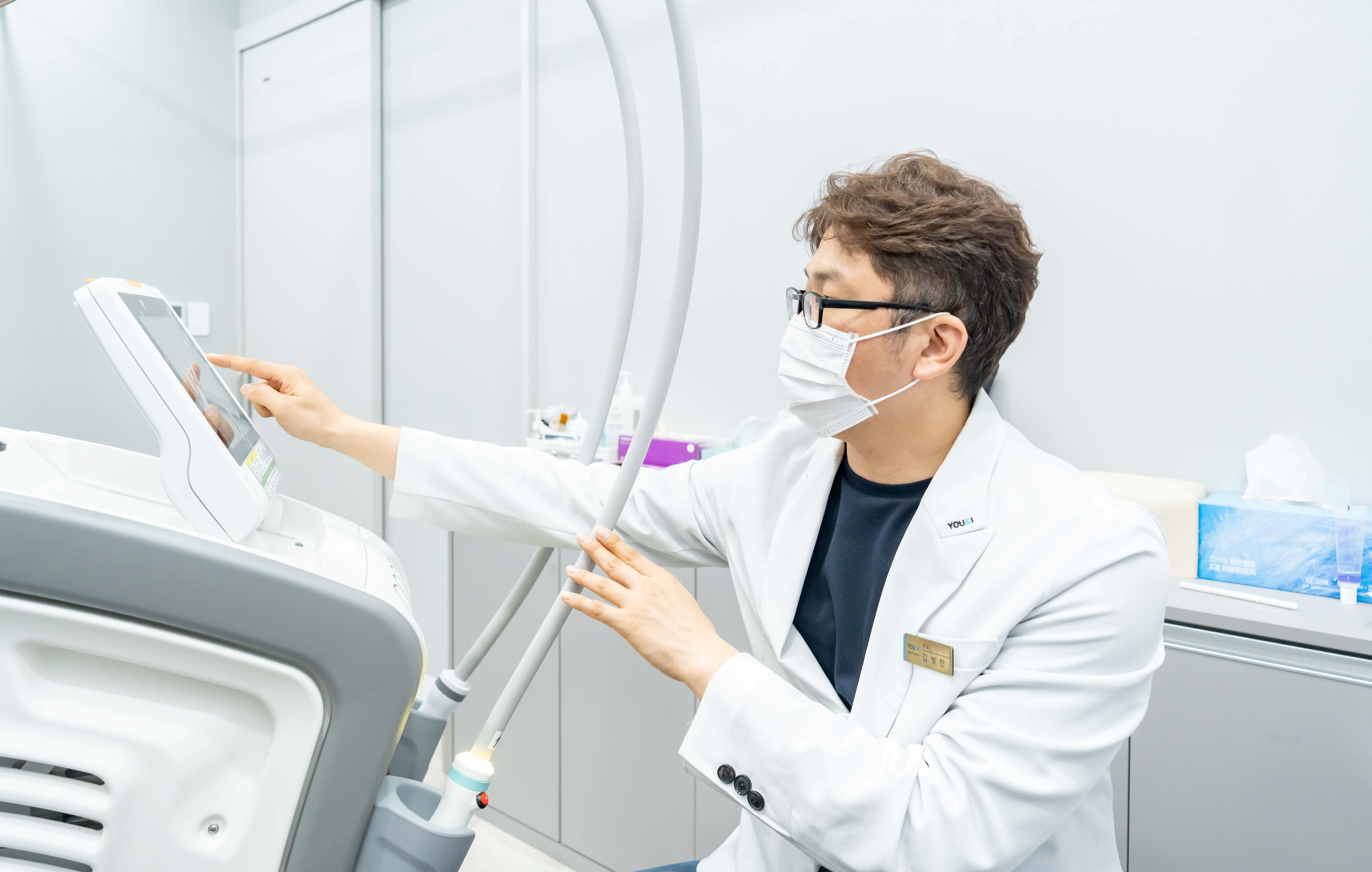 유앤아이의원 대전점 김병찬 원장이 온다리프팅 장비를 확인하는 모습
