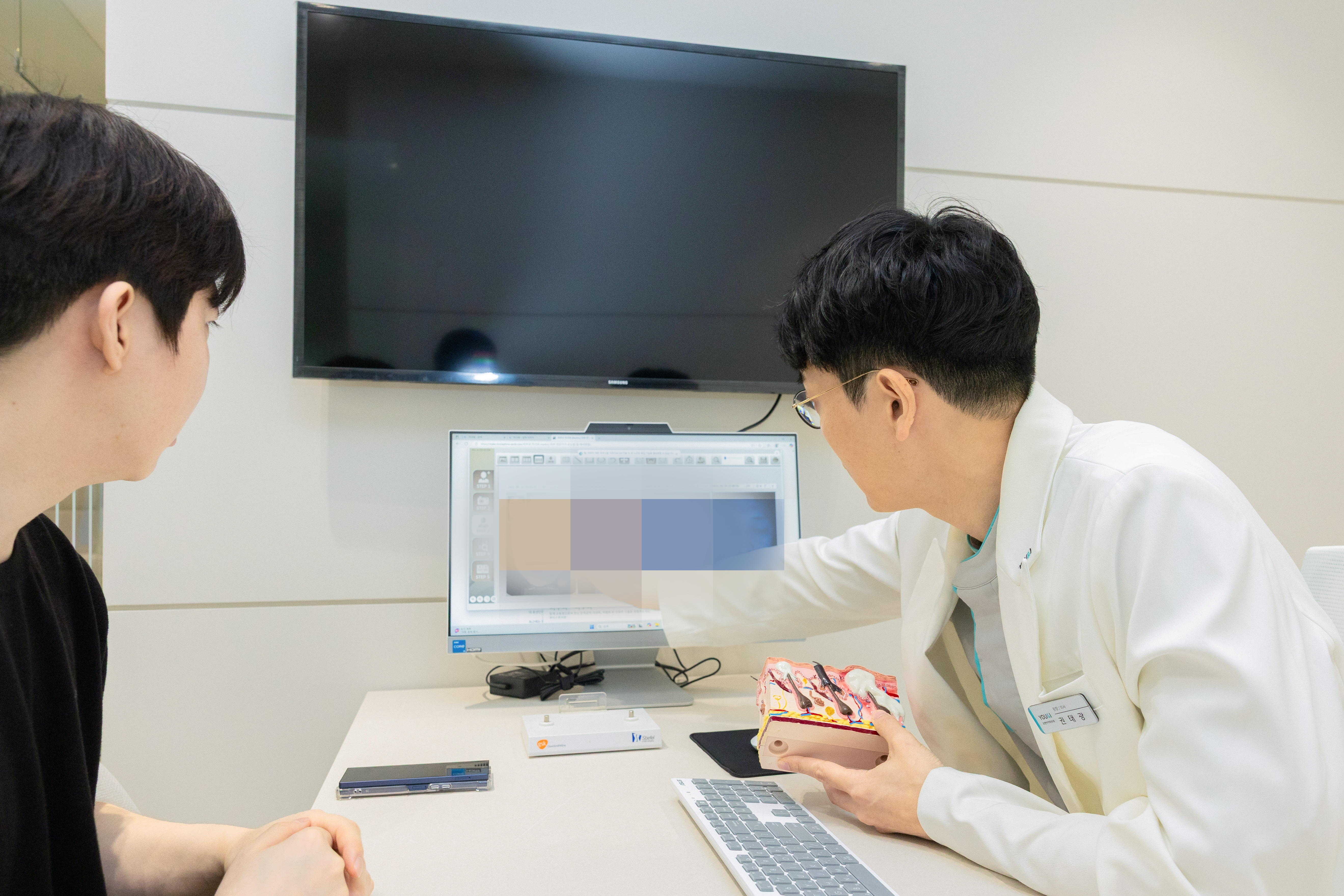 분당미금 유앤아이의원에서 피부 상태와 써마지 시술 방향을 상담하는 모습