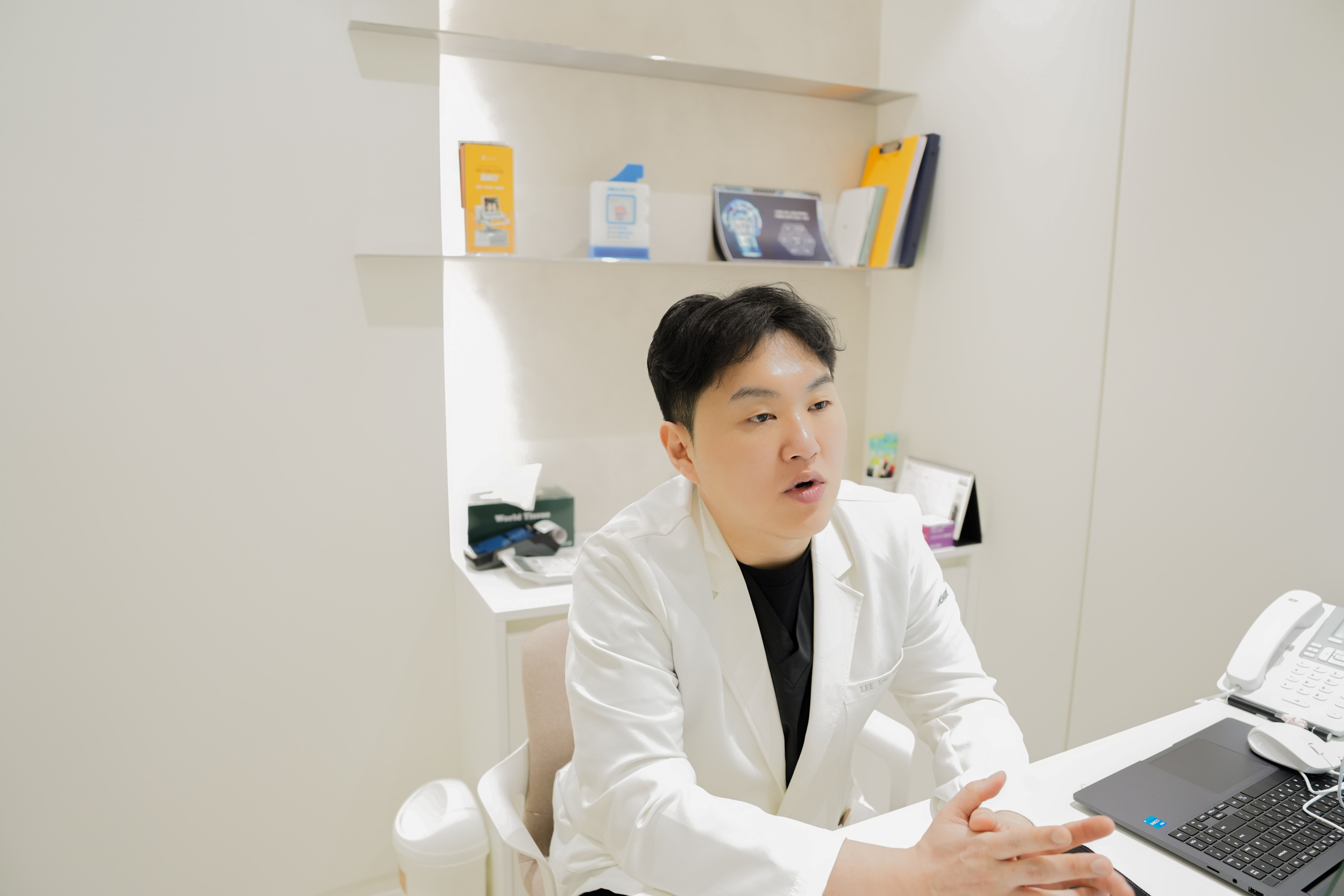 유앤아이의원 천호점에서 여드름 흉터 치료 방향을 상담하는 모습