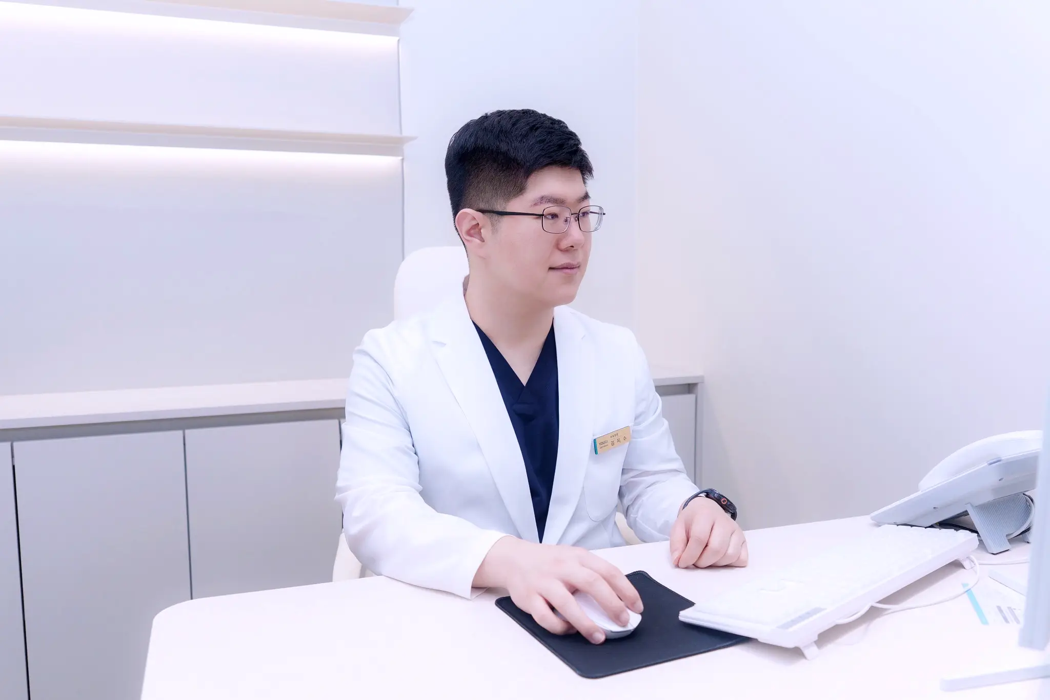 유앤아이의원 상봉망우점 진료실에서 컴퓨터를 이용해 환자 피부 상태를 확인하는 의료진