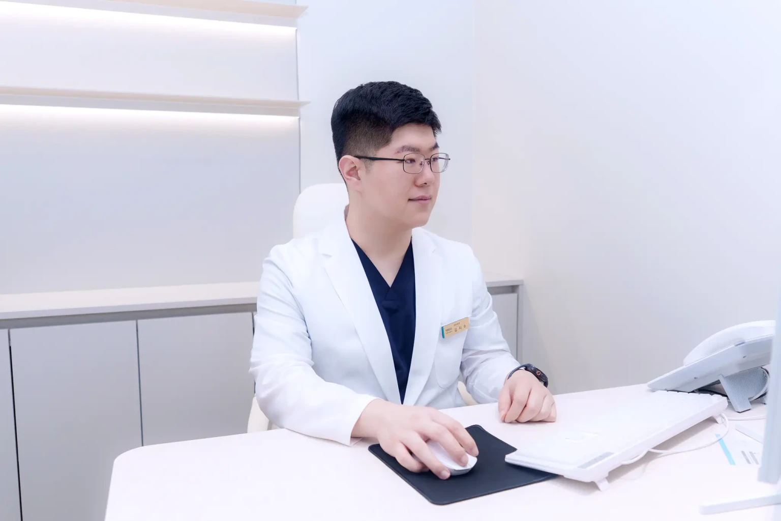 상봉망우 진료실에서 흰 가운을 입은 김지수 원장이 진료를 보는 모습