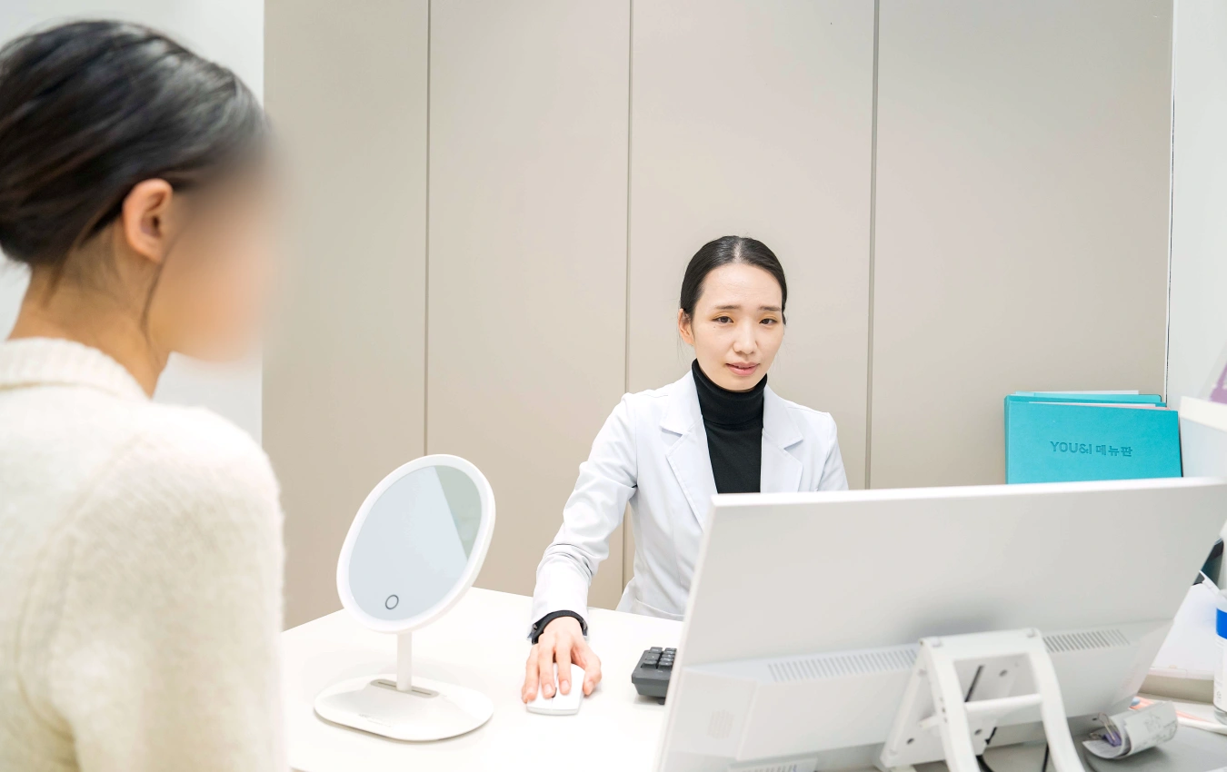 구로 유앤아이의원 전한별 대표원장이 환자의 피부와 모발 상태를 확인하고 레이저 제모 시술에 대해 상담하는 모습