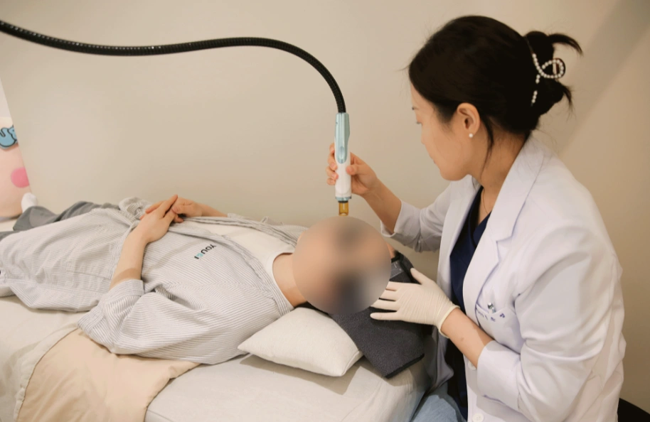대구 유앤아이의원 장은영 대표원장이 환자에게 네오빔 레이저를 이용한 피지선 치료를 진행하는 모습