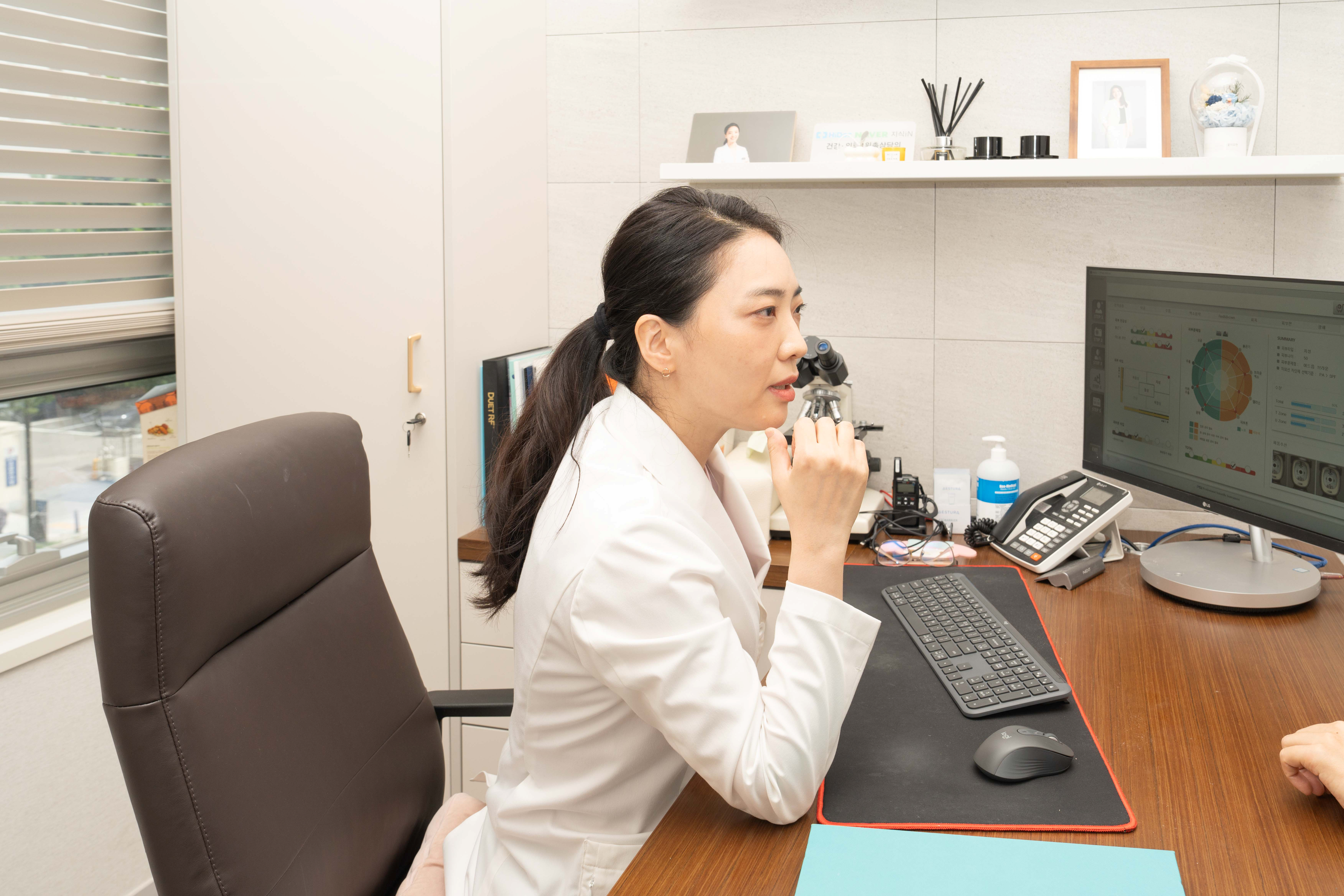 유앤아이피부과의원 왕십리점 강부경 원장의 모공각화증 피부과 상담 모습