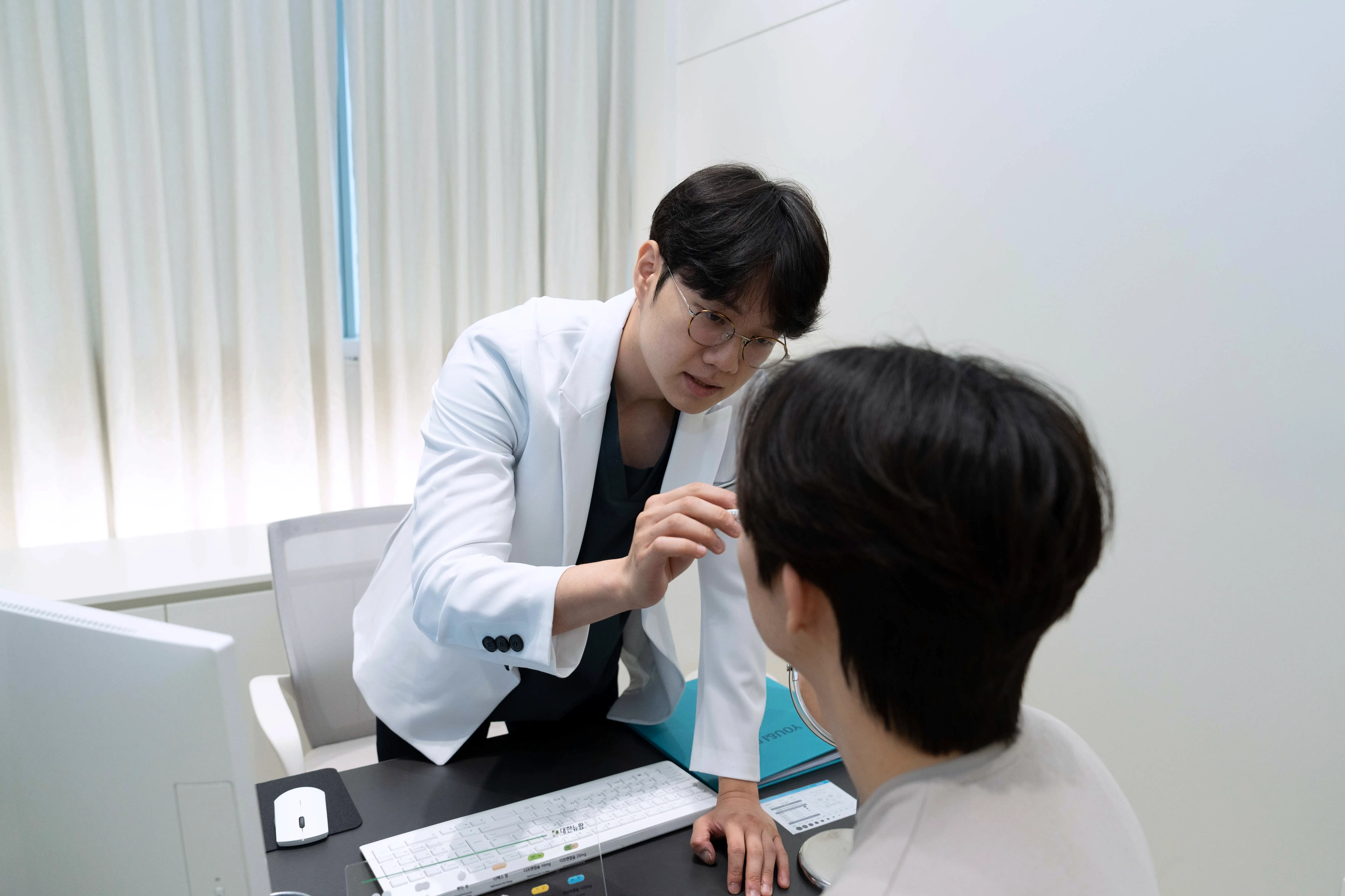 유앤아이의원 안양점에서 시술상담 중인 원장님 이미지