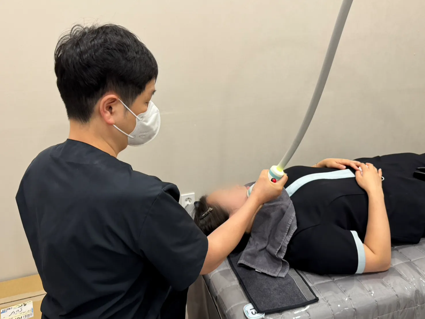 부평 유앤아이의원 장심석 원장이 환자의 온다리프팅 시술 진행