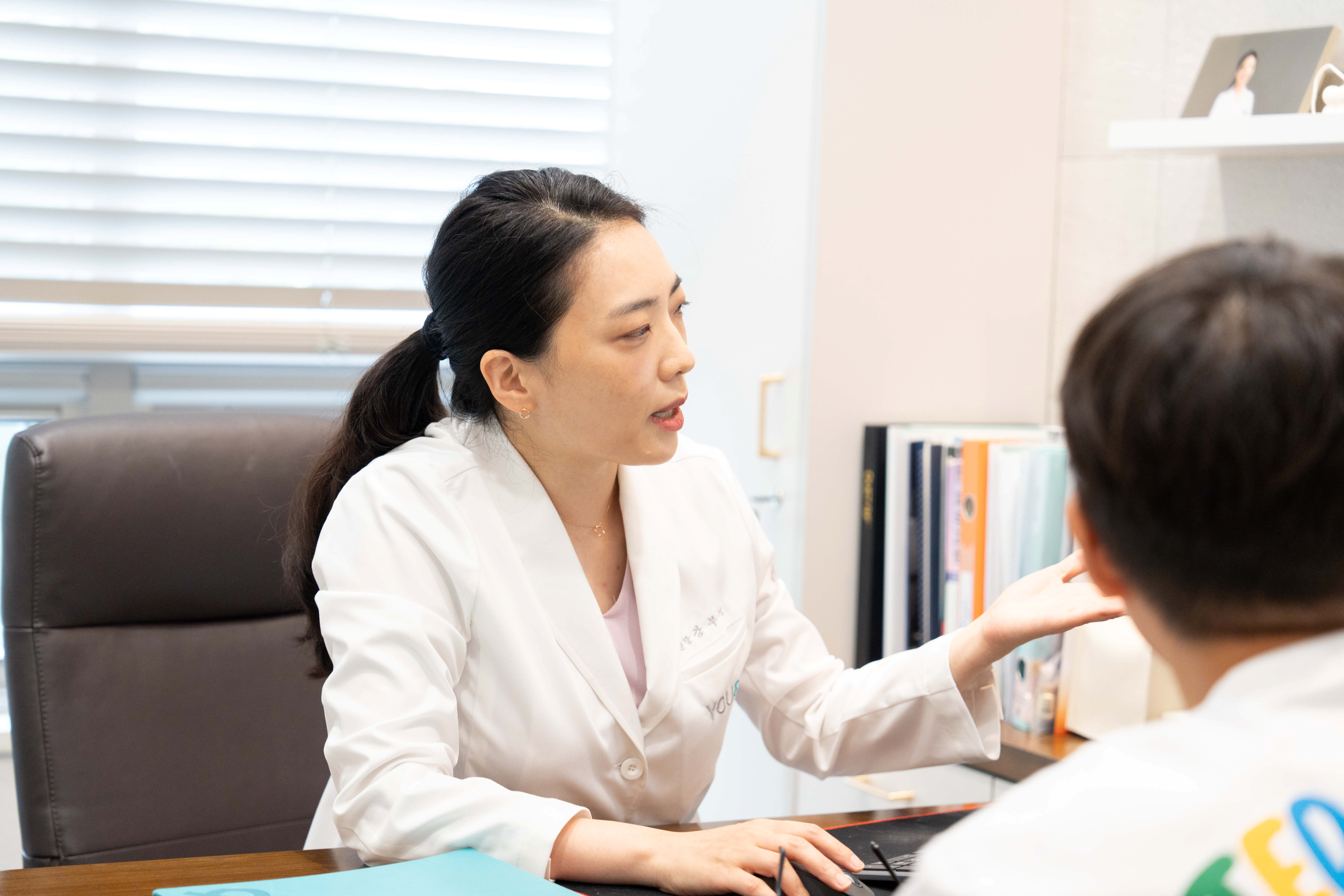 유앤아이피부과의원 왕십리점 강부경 원장이 색소침착 레이저 치료 방향을 상담하는 모습
