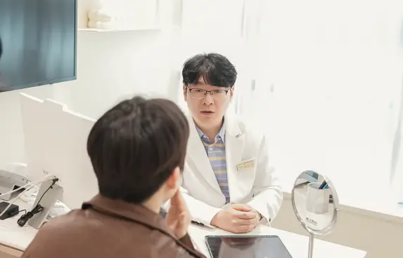 시흥배곧 유앤아이의원 이승수 대표원장이 잡티 제거 전 환자 피부 상태를 확인
