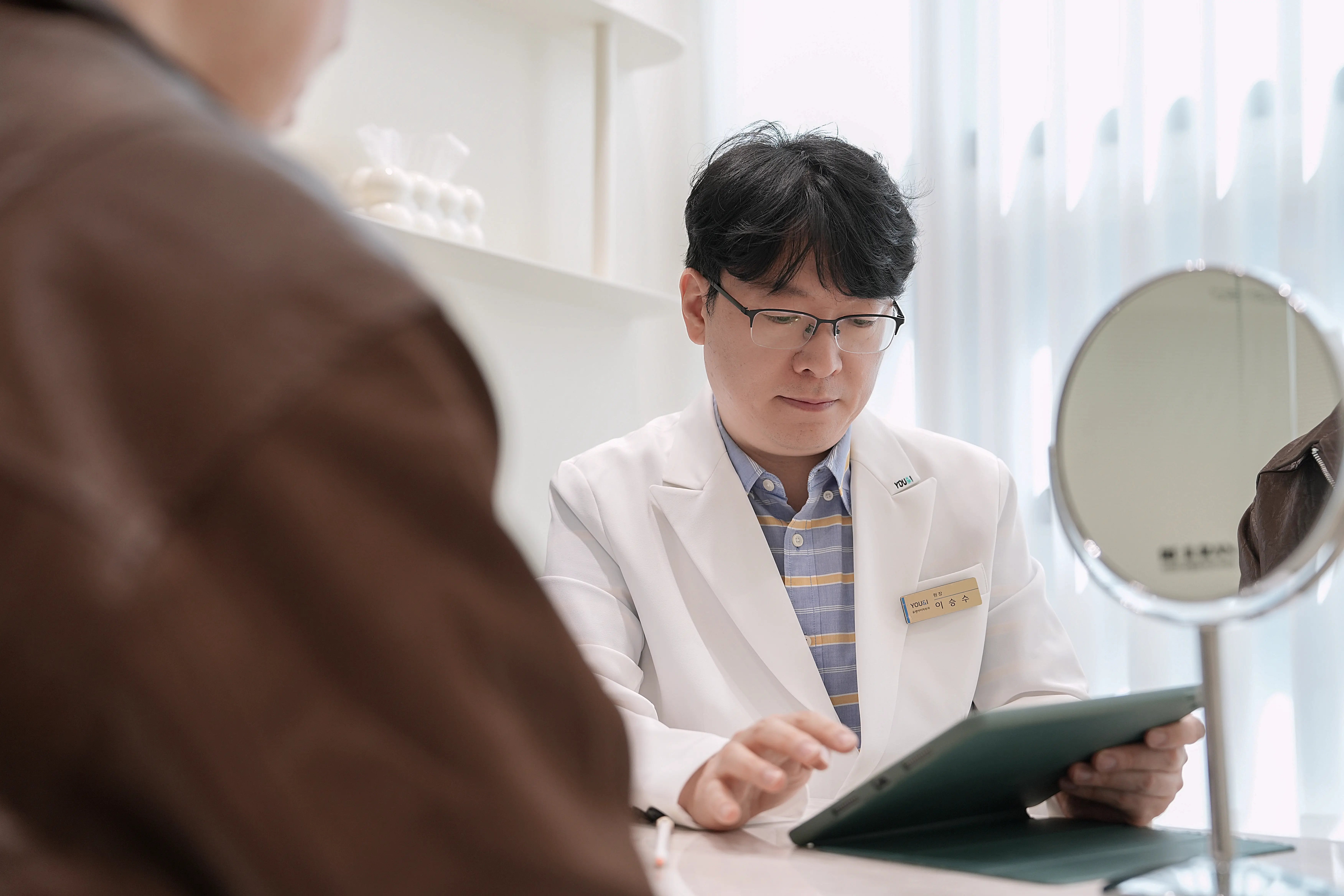유앤아이 시흥배곧점 이승수 대표원장이 환자에게 피코토닝 피코플러스 토닝 주기 및 주의사항에 대해 설명