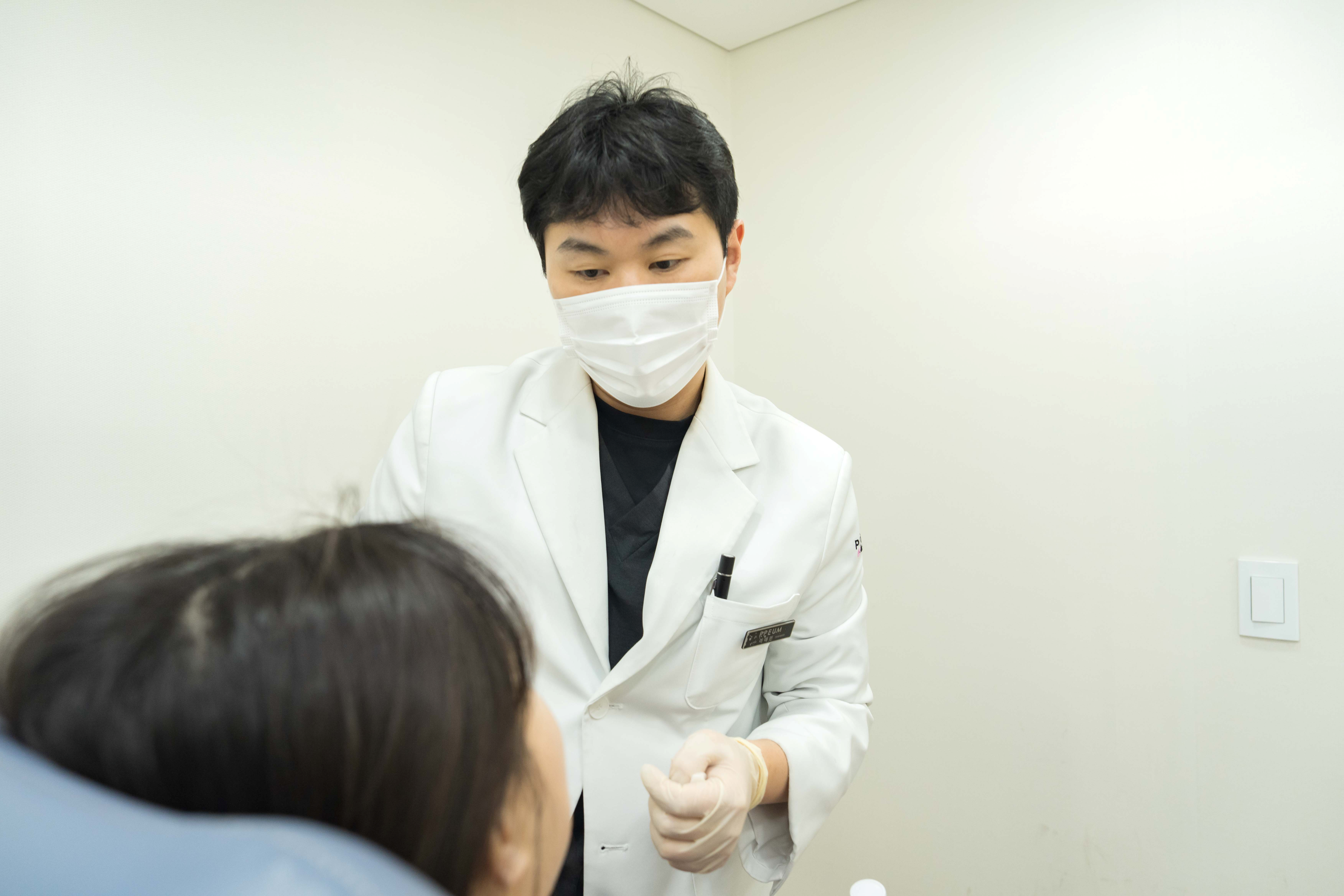 유앤아이의원 천호점 의료진이 목주름 시술을 상담하는 모습