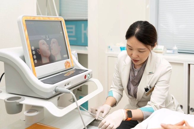 김포 유앤아이의원 최수정 대표원장이 울쎄라 장비로 시술 진행