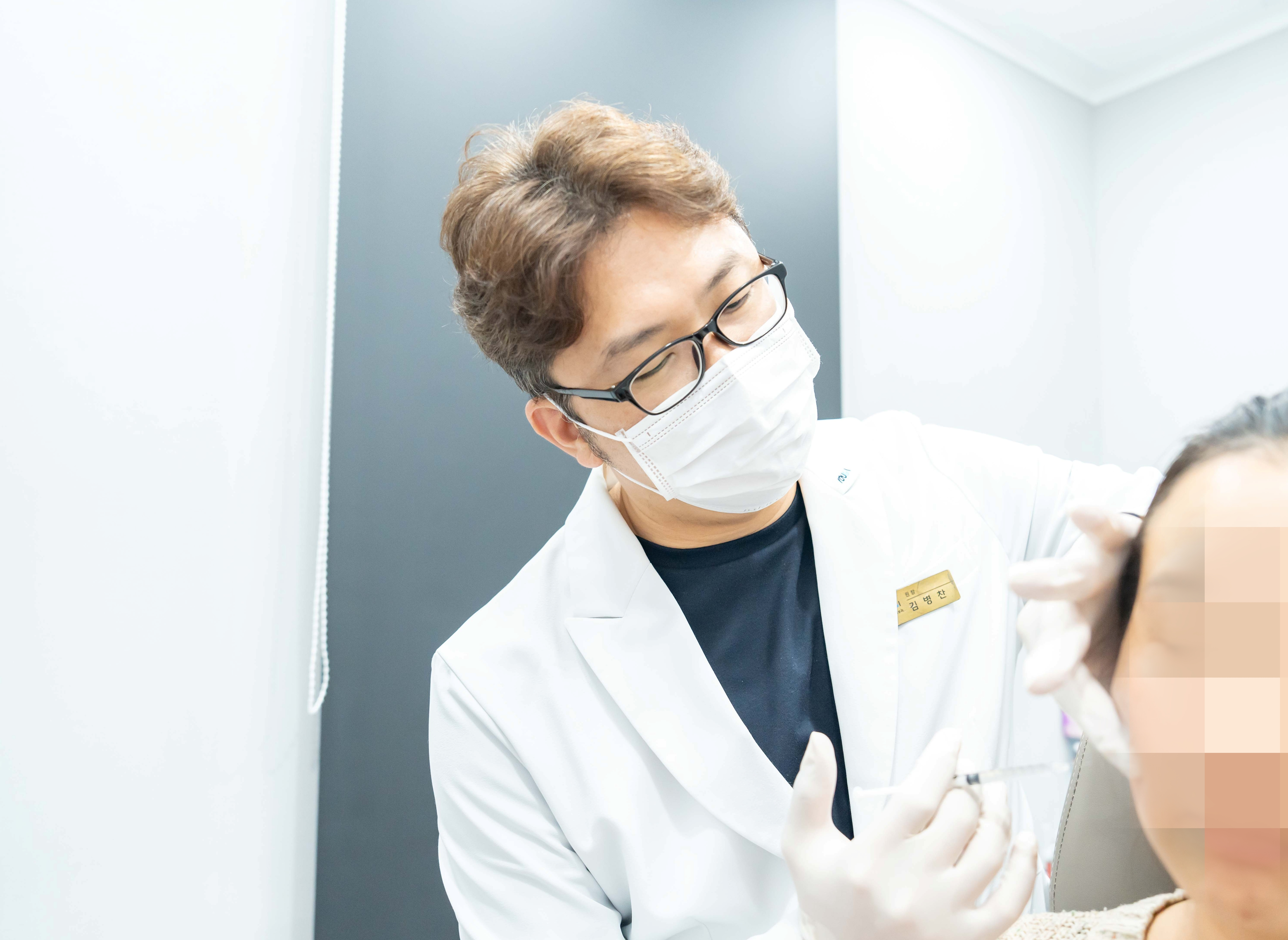 대전 유앤아이의원 김병찬 원장이 진료실에서 환자 얼굴 부위에 스킨부스터 시술을 진행하는 모습