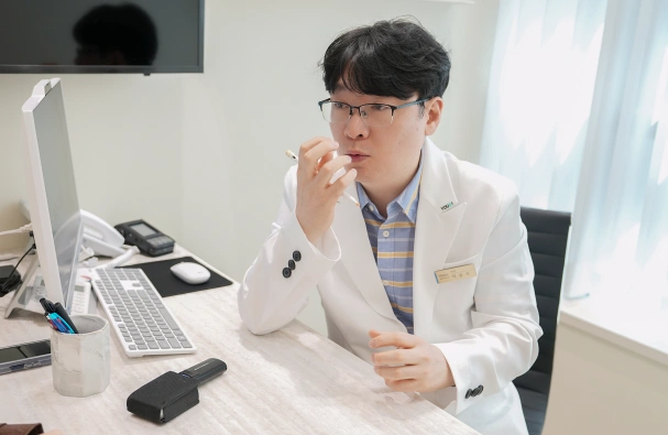 시흥배곧 유앤아이의원 이승수 대표원장이 환자에게 검버섯 치료 방법을 설명하는 모습