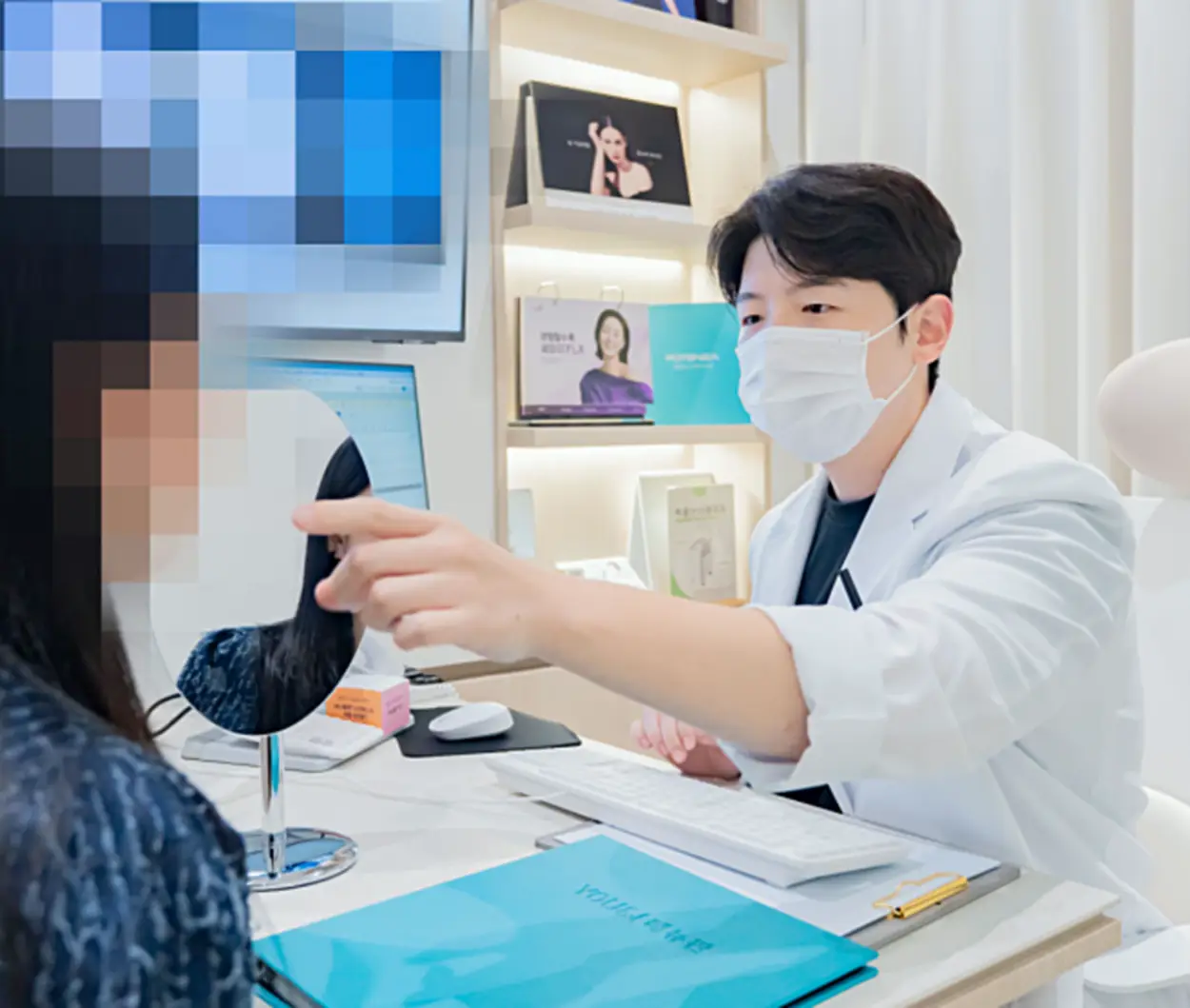 입술필러 부기 빼는 방법을 설명하고 있는 유앤아이의원 과천점 장승호 대표원장