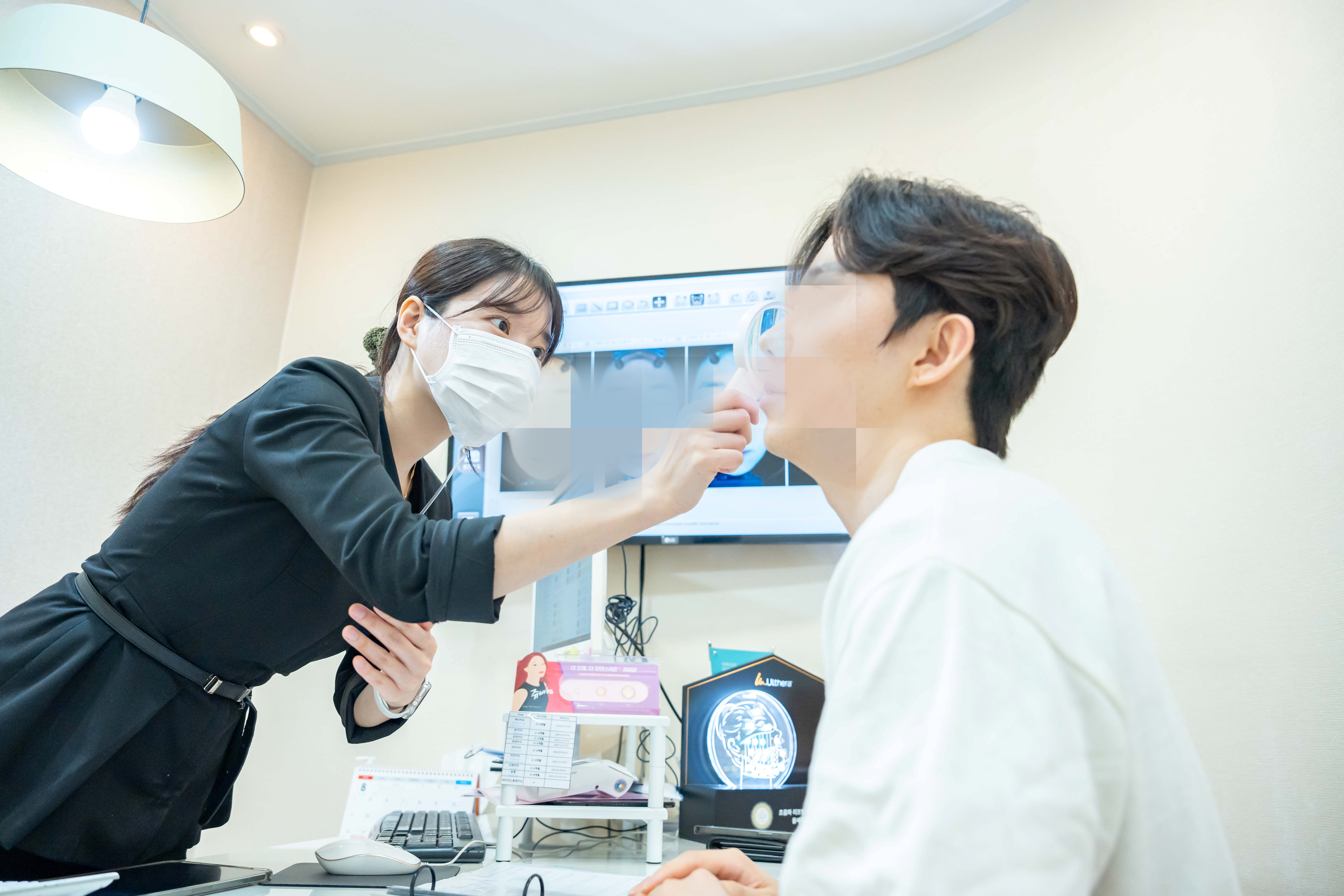 선릉 고주파 리프팅 전 피부 상태와 시술 부위를 확인하는 과정