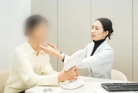 구로 유앤아이의원 전한별 대표원장이 환자 목주름 상태를 확인해 필러 시술 방향을 계획