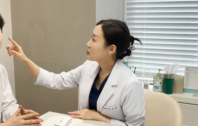 대구 유앤아이의원 장은영 대표원장이 환자 피부와 모발 상태를 확인해 시술 방향을 계획