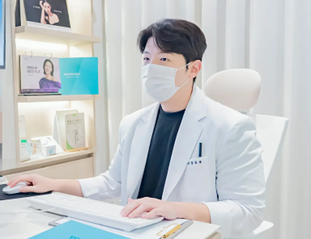 모공각화증 없애는데 피해야 할 생활 습관을 설명하는 유앤아이의원 과천점 장승호 대표원장님