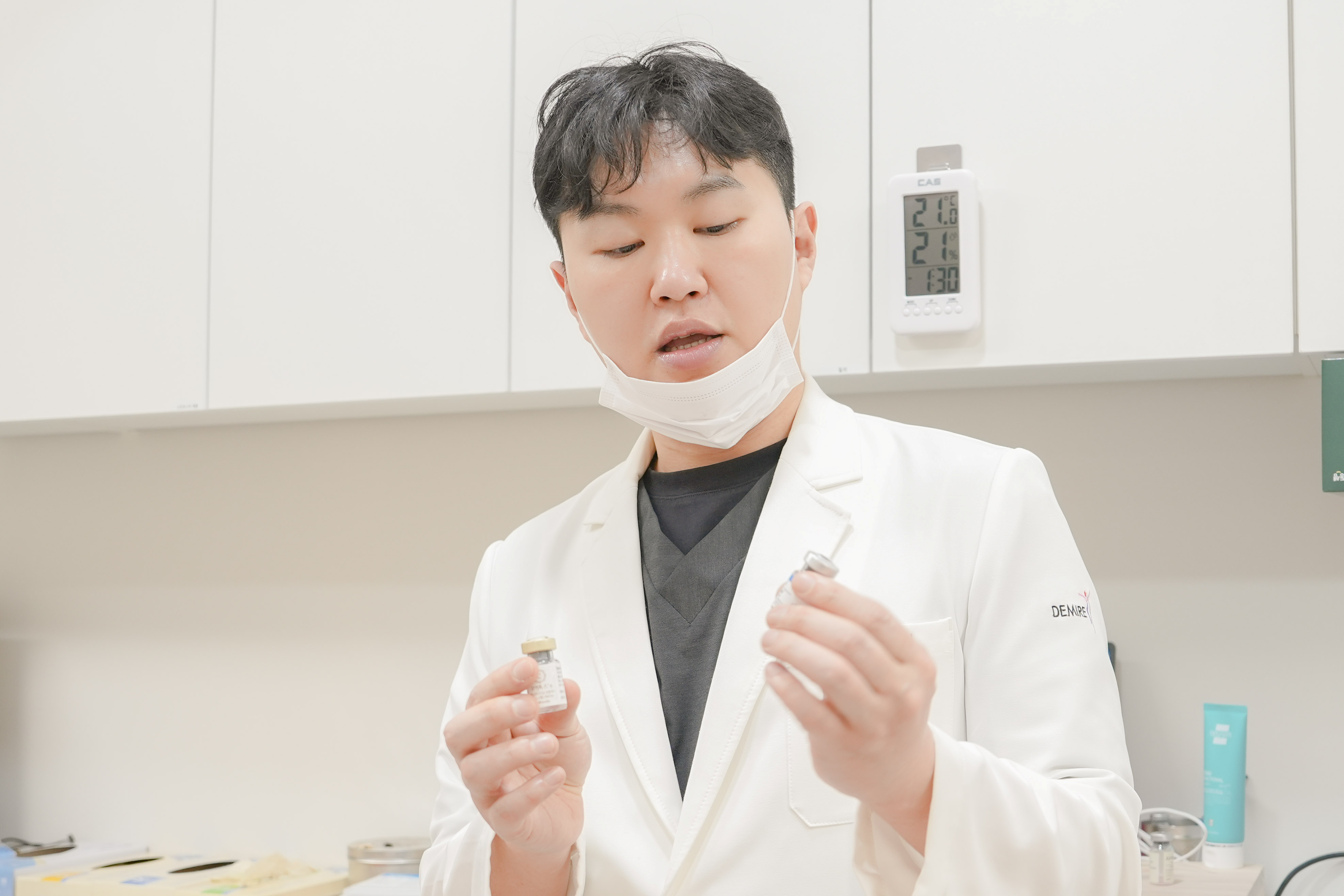 천호 유앤아이의원 의료진이 진료실에서 주사제 용기를 들고 확인하는 장면