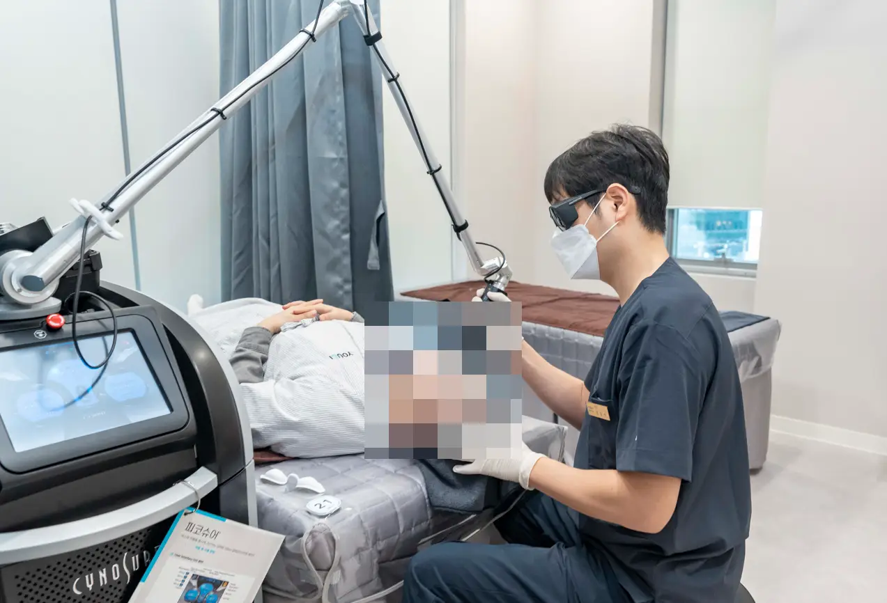 유앤아이의원 부평점에서 정품 피코슈어 레이저로 피코토닝 시술을 진행하는 모습