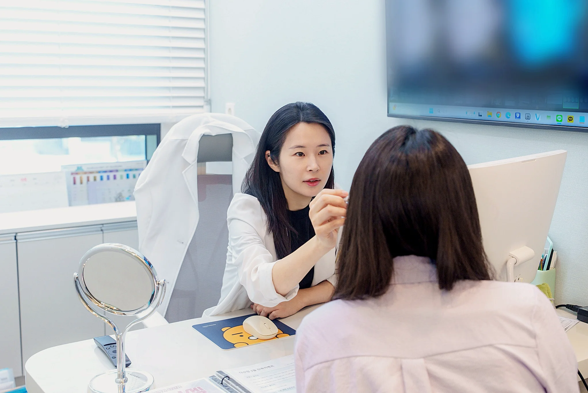 유앤아이의원 다산점 엄영은 원장이 환자의 안면홍조를 살펴보고 있는 모습